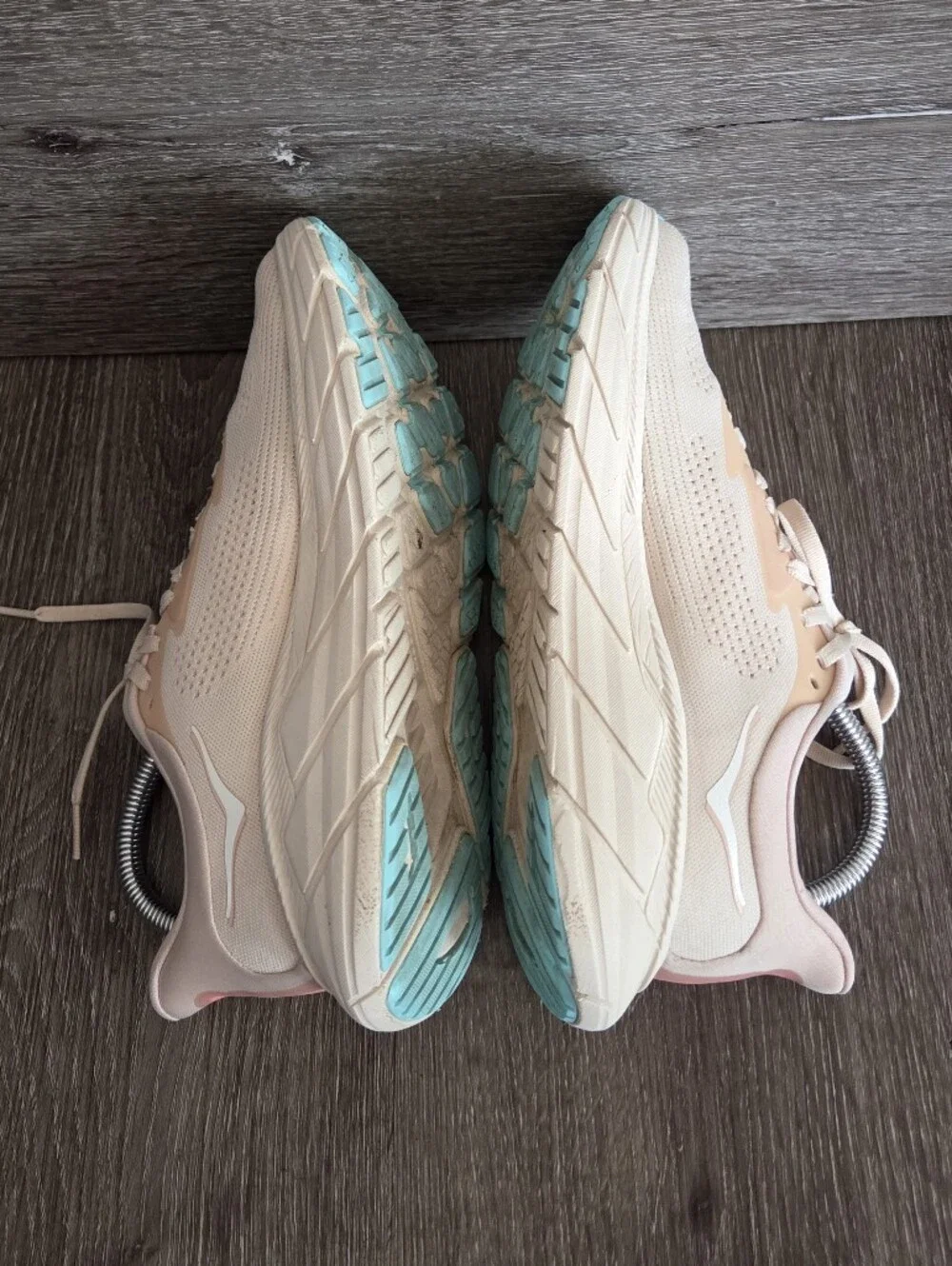 HOKA Arahi 7 Running Shoe Size 7.5 Wide Vanilla/Cream